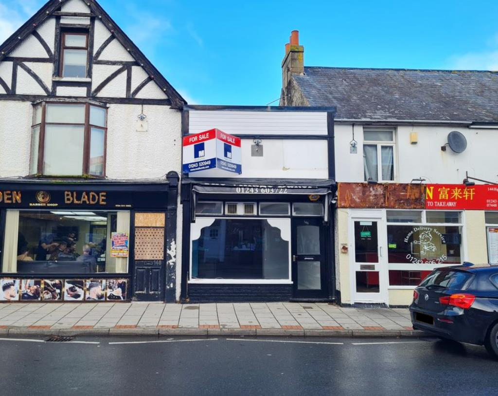 Lot: 115 - FREEHOLD COMMERCIAL PROPERTY IN HIGH STREET LOCATION - Shop front on busy High Street